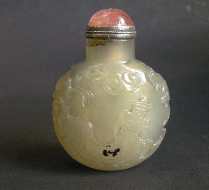 Tabatières : Tabatière en agate sculpté sur une face d un lettré et son serviteur dans un paysage et sur l autre un personnage dans un bateau  - Chine 1800/1850