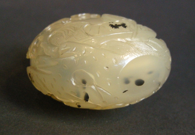 Tabatières : Tabatière en agate sculpté sur une face d un lettré et son serviteur dans un paysage et sur l autre un personnage dans un bateau  - Chine 1800/1850