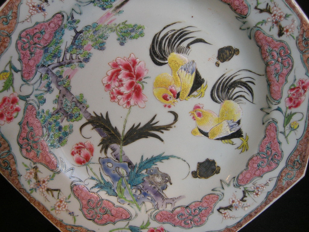 Polychrome : Pair of plates famille rose porcelain  decorated with cockerels -     Yongzheng period 1723/1735