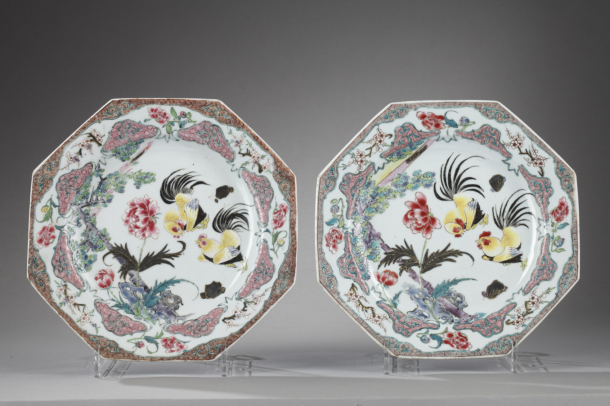 Polychrome : Pair of plates famille rose porcelain  decorated with cockerels -     Yongzheng period 1723/1735