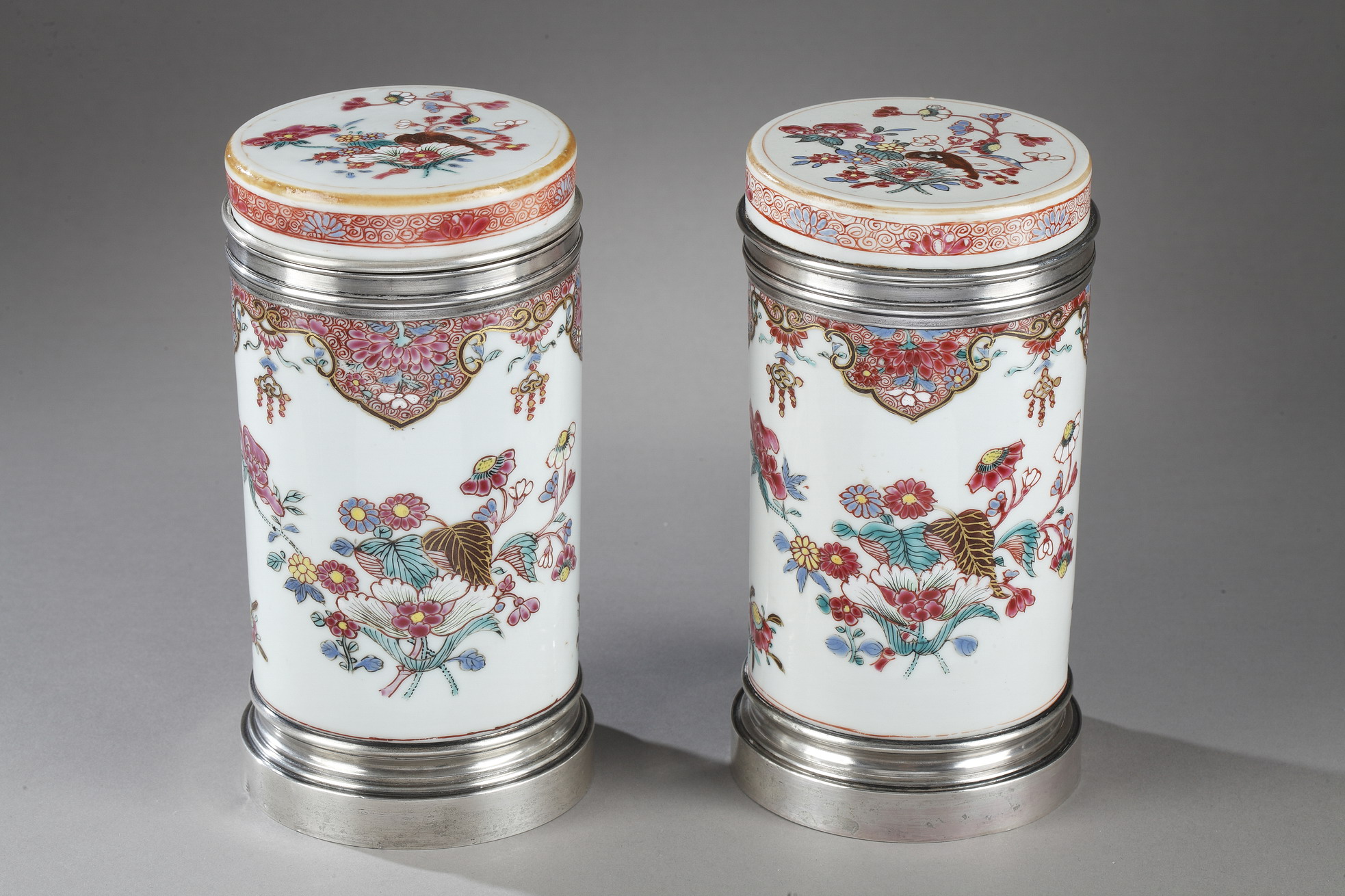 Polychrome : Pair porcelain box for the tea  "famille rose"  decorated with flowers -  Qianlong period 1736/1795 -
Silver mount 19th century  probably English work 