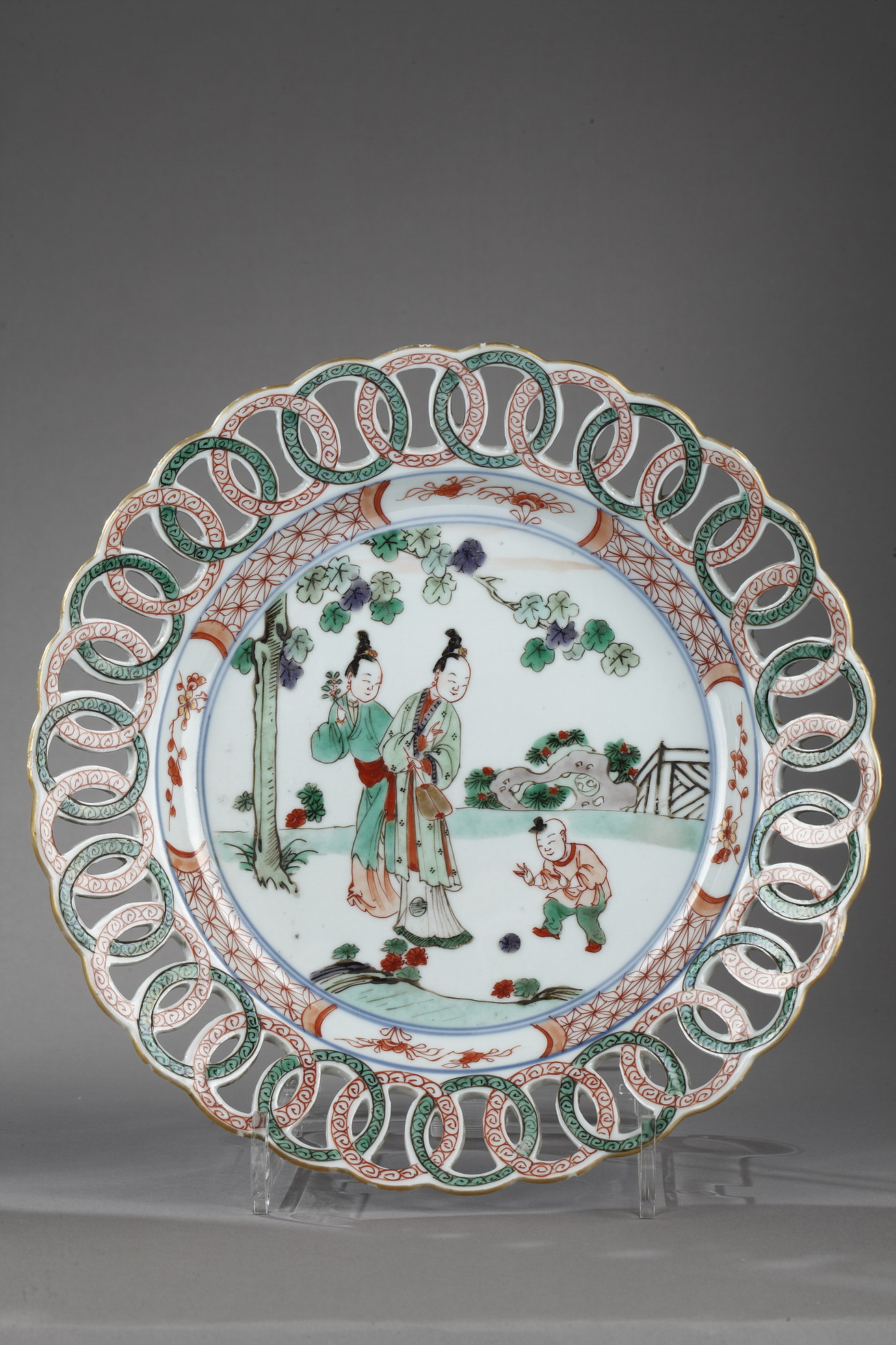 Polychrome : Assiettes avec une bordure ajourée en porcelaine de la famille verte  -
Chine Epoque Kangxi 1662/1722 -

