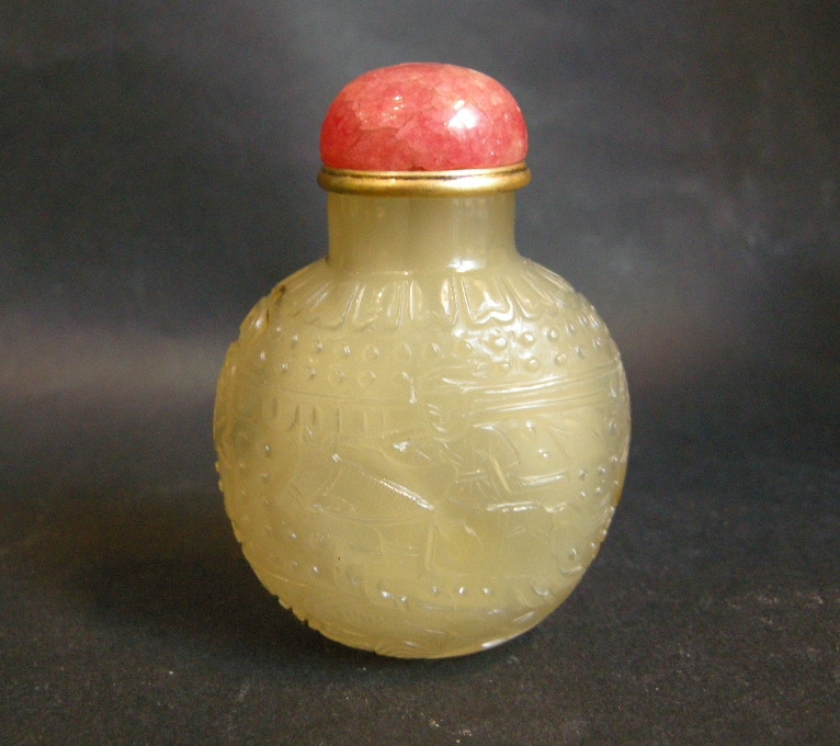 Snuff Bottles : snuff bottle agate sculpted over the entire surface with horseman - mask in the shoulders - 19th century