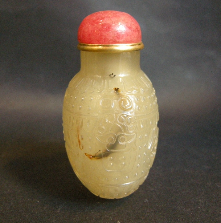 Snuff Bottles : snuff bottle agate sculpted over the entire surface with horseman - mask in the shoulders - 19th century