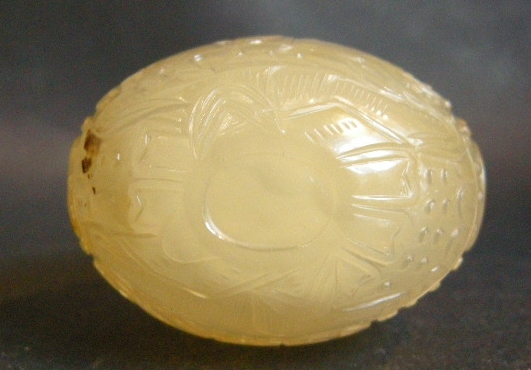 Snuff Bottles : snuff bottle agate sculpted over the entire surface with horseman - mask in the shoulders - 19th century