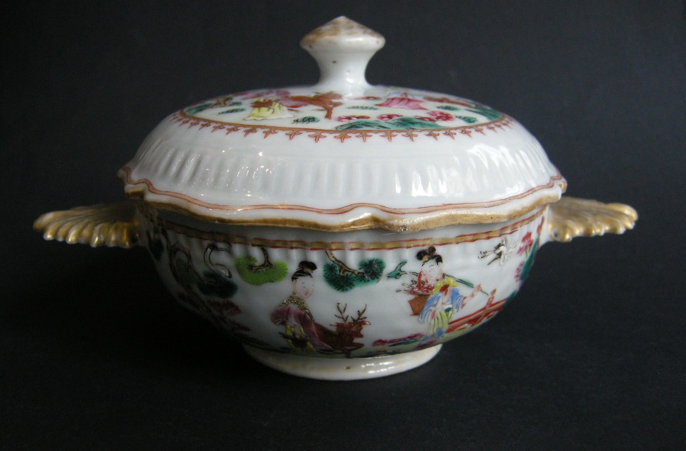 Polychrome : Ecuelle "famille rose" porcelain with handle enamel gold (occidental form) decorated with two ladys  deer and birds  (crane) - Qianlong period 1736/1795