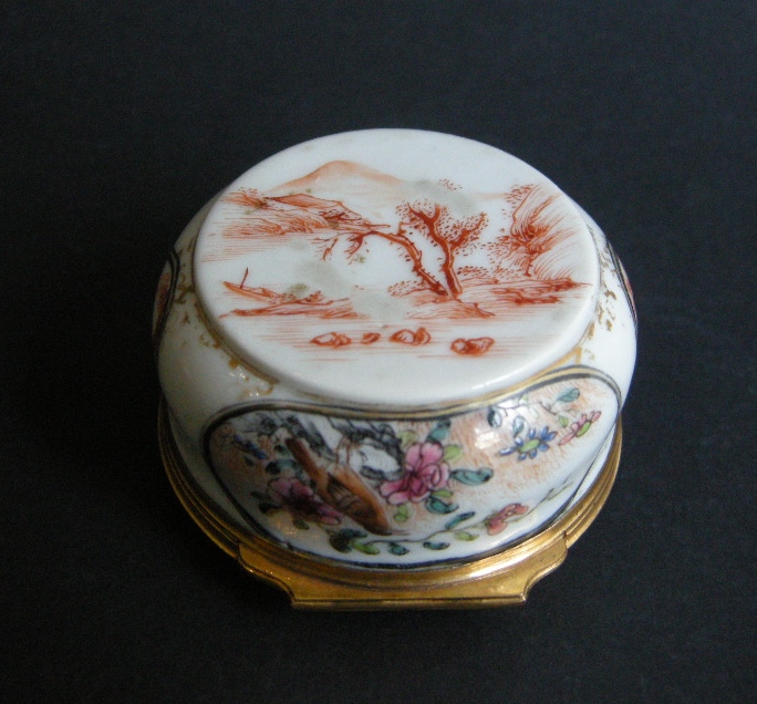 Polychrome : round box porcelain  decorated with chinese scenes and flowers a birds - Qianlong period 1736/1795 
gold metal mount  occidental
