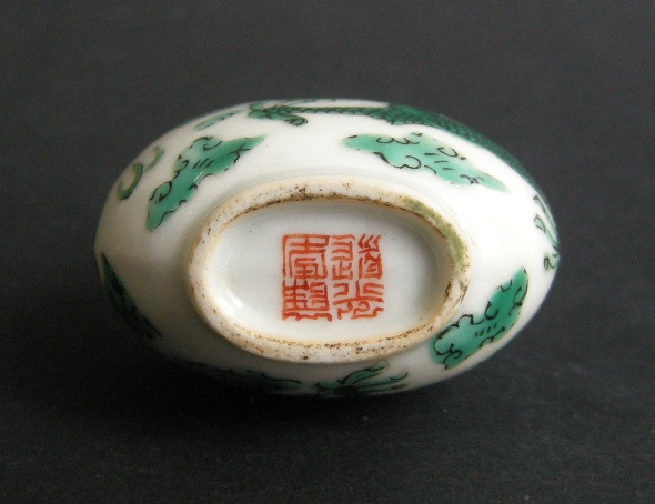 Tabatières : Flacon tabatière en porcelaine ornée d un dragon vert - Chine Fours imperiaux de Jingdezhen  marque et periode Daoguang 1821/1850