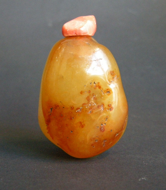 Snuff Bottles : Snuff bottle in agate of pebble shape - Old stopper coral - 

1740/1820