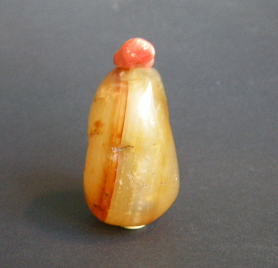 Snuff Bottles : Snuff bottle in agate of pebble shape - Old stopper coral - 

1740/1820