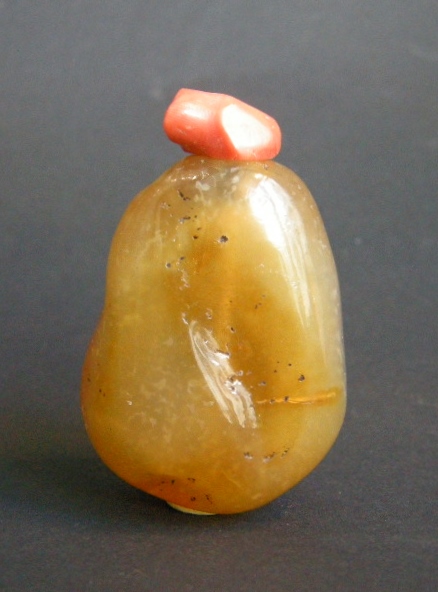 Snuff Bottles : Snuff bottle in agate of pebble shape - Old stopper coral - 

1740/1820