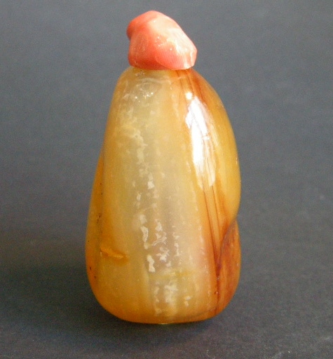 Snuff Bottles : Snuff bottle in agate of pebble shape - Old stopper coral - 

1740/1820
