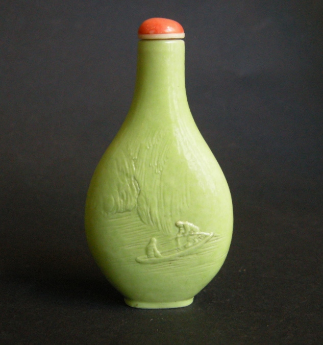 Snuff Bottles : Porcelain snuff bottle in green monochrom sculpted in Wang Bingrong style  - 1850 -