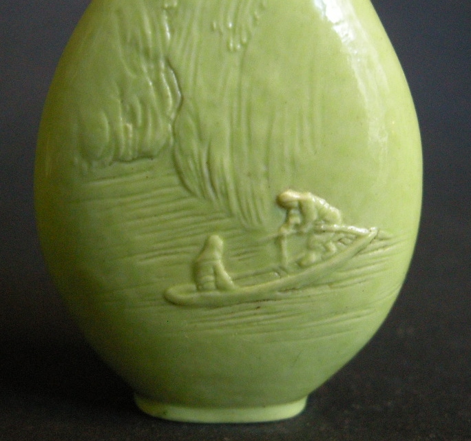 Snuff Bottles : Porcelain snuff bottle in green monochrom sculpted in Wang Bingrong style  - 1850 -