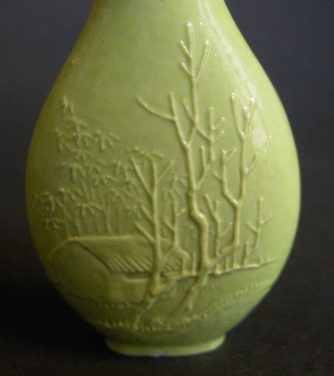 Snuff Bottles : Porcelain snuff bottle in green monochrom sculpted in Wang Bingrong style  - 1850 -