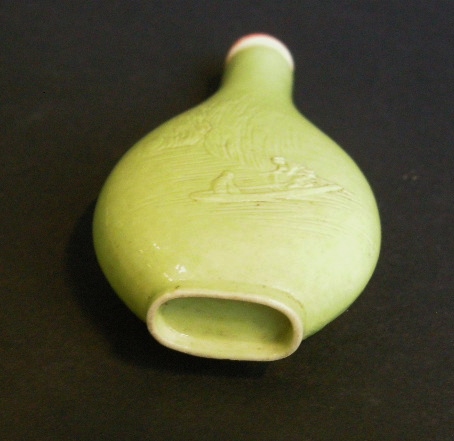 Snuff Bottles : Porcelain snuff bottle in green monochrom sculpted in Wang Bingrong style  - 1850 -