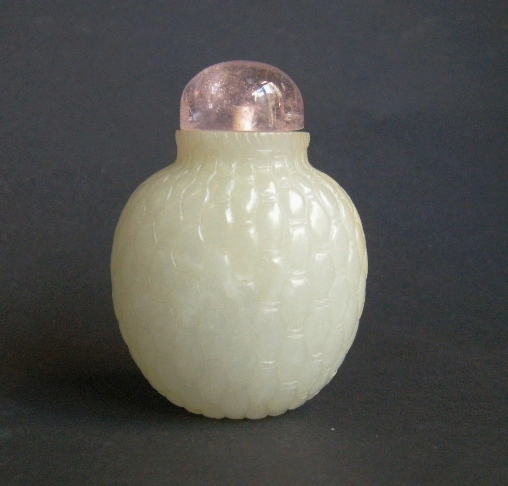 Snuff Bottles : rare jade snuff bottle sculpted on all the surface - Basket shape - 
circa 1750/1850