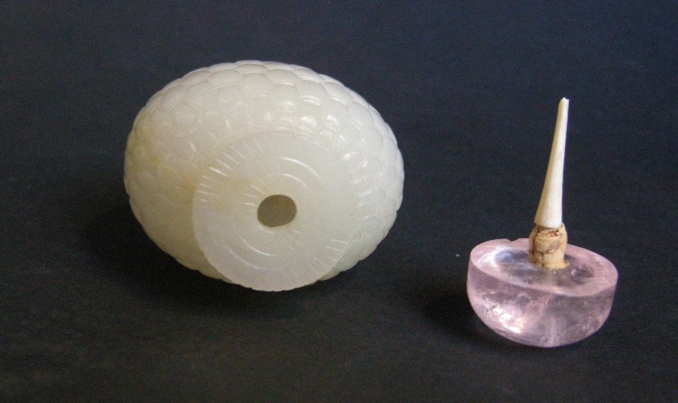 Snuff Bottles : rare jade snuff bottle sculpted on all the surface - Basket shape - 
circa 1750/1850