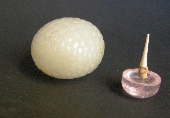 Snuff Bottles : rare jade snuff bottle sculpted on all the surface - Basket shape - 
circa 1750/1850