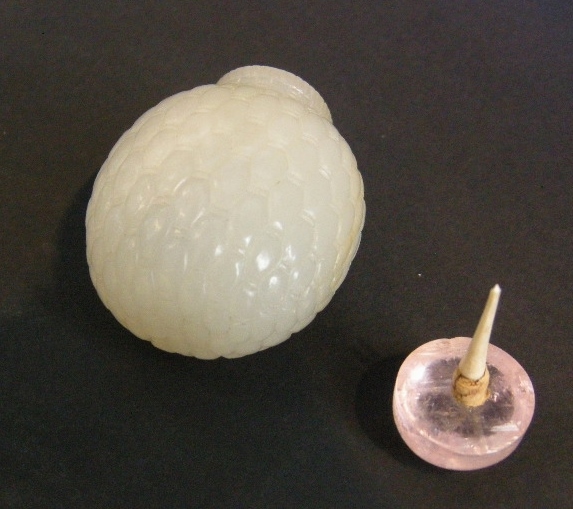 Snuff Bottles : rare jade snuff bottle sculpted on all the surface - Basket shape - 
circa 1750/1850