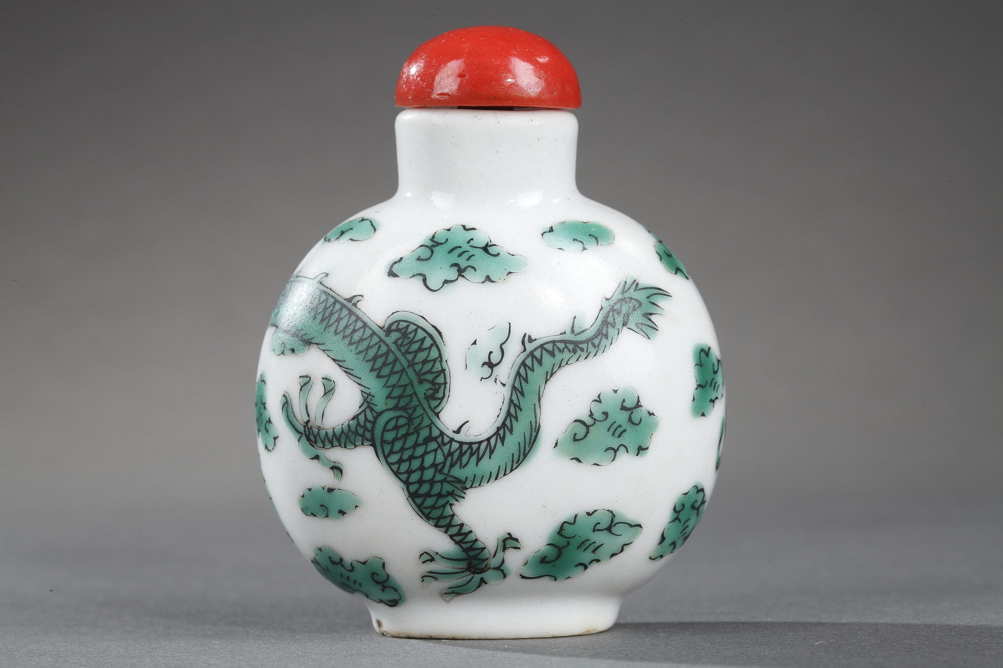 Tabatières : Flacon tabatière en porcelaine ornée d un dragon vert - Chine Fours imperiaux de Jingdezhen  marque et periode Daoguang 1821/1850