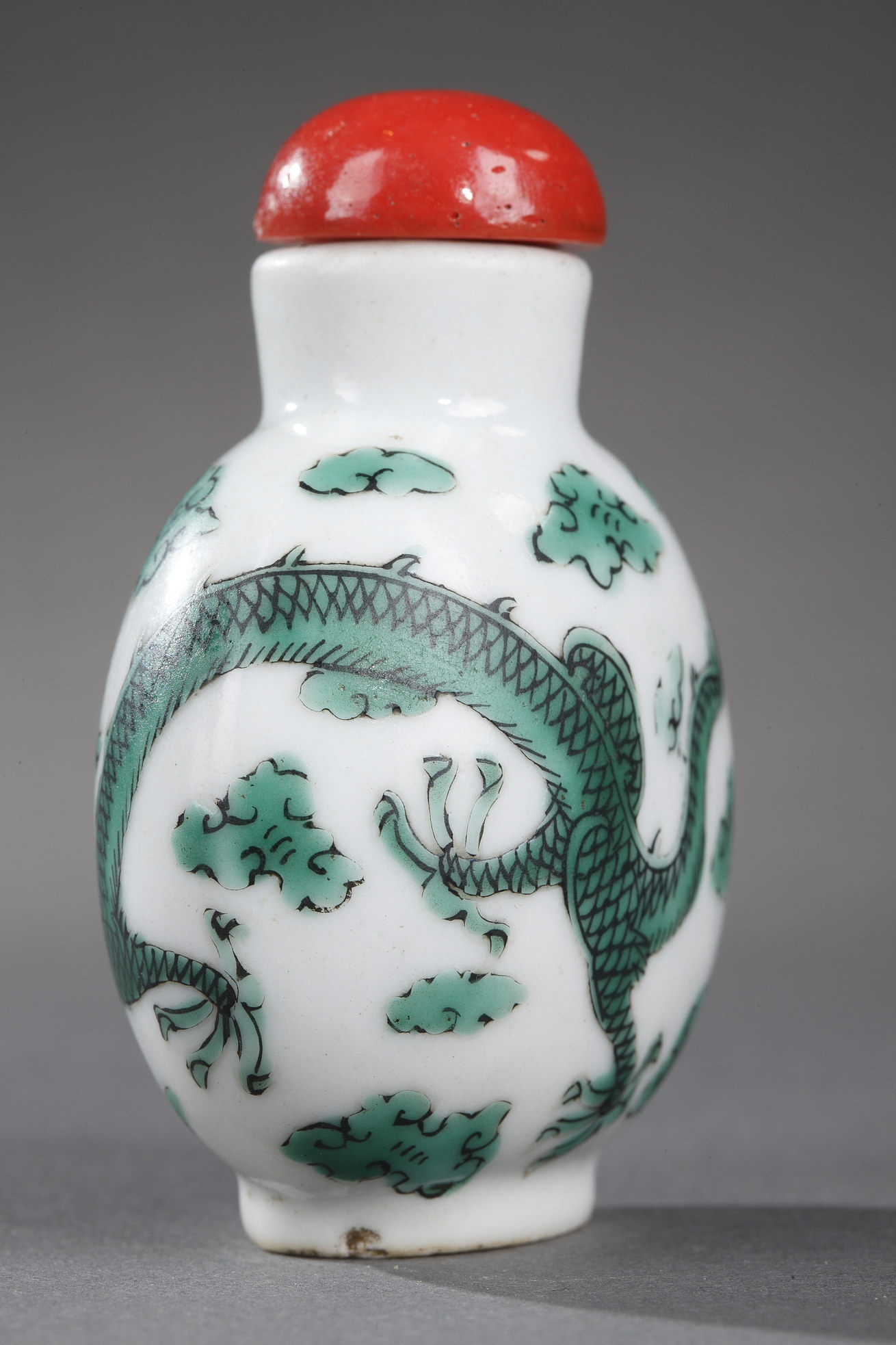 Tabatières : Flacon tabatière en porcelaine ornée d un dragon vert - Chine Fours imperiaux de Jingdezhen  marque et periode Daoguang 1821/1850