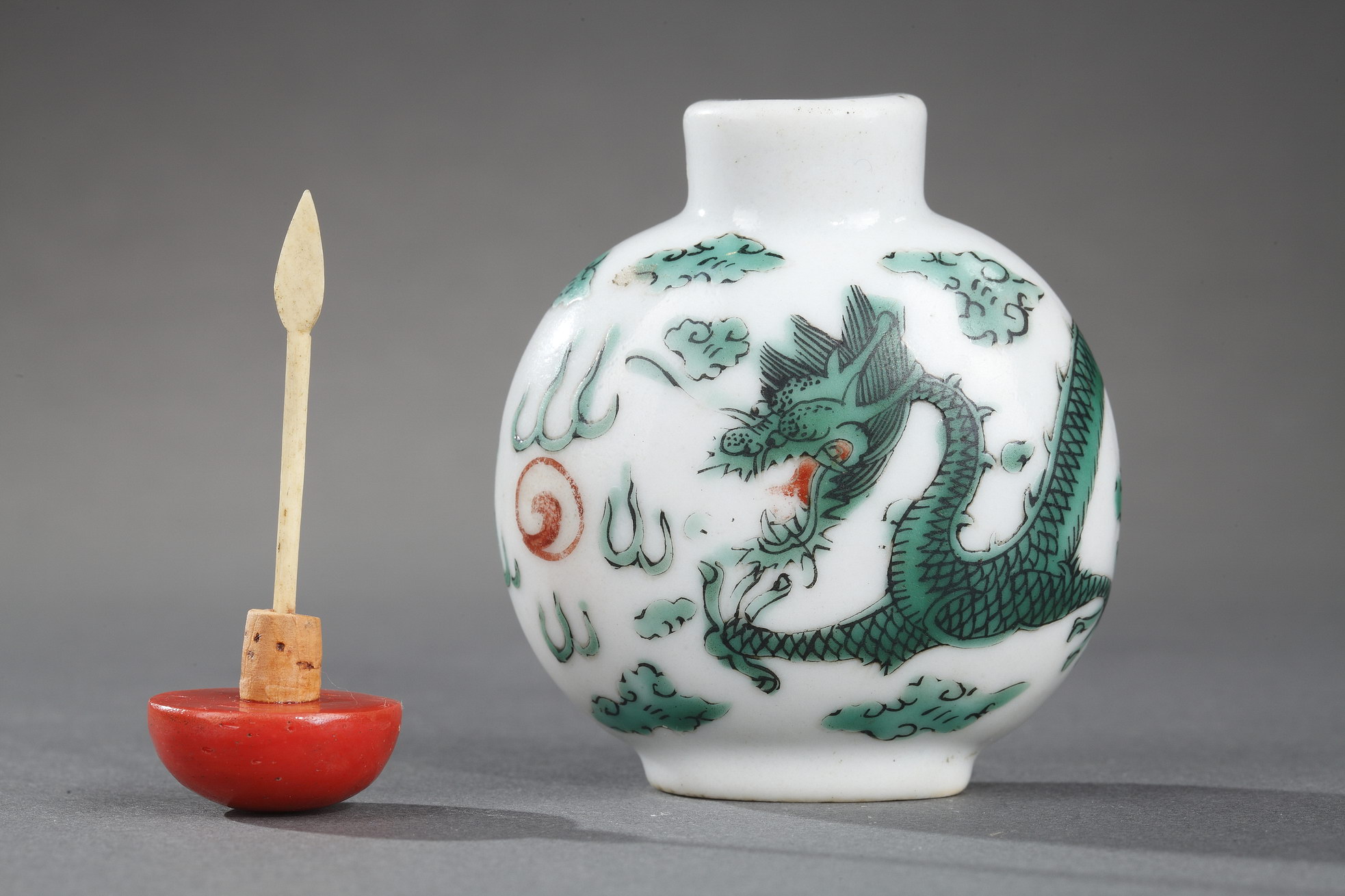 Tabatières : Flacon tabatière en porcelaine ornée d un dragon vert - Chine Fours imperiaux de Jingdezhen  marque et periode Daoguang 1821/1850
