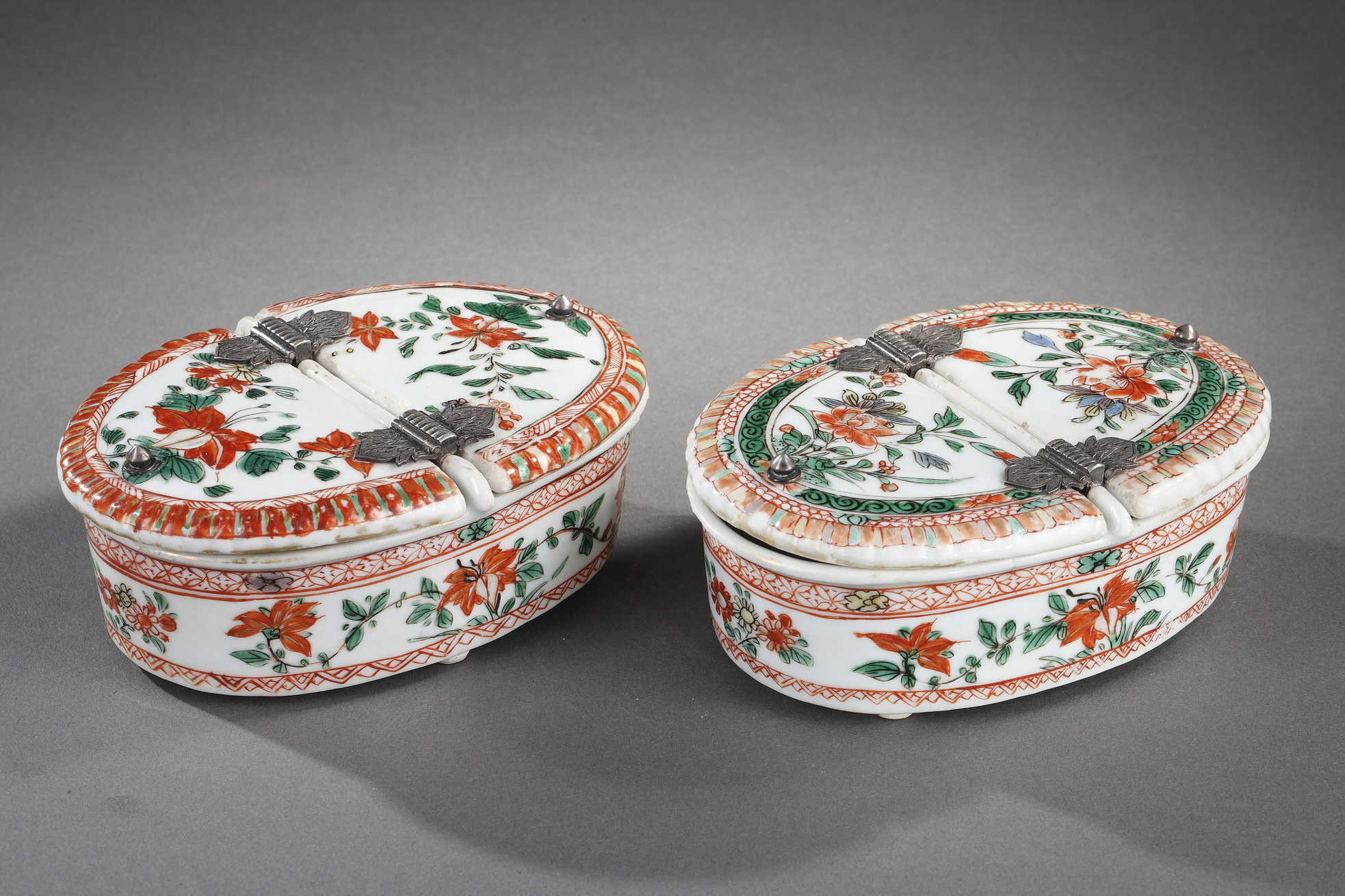 Polychrome : Pair of spice box  "famille verte" porcelain decorated with flowers 
Kangxi period 1662/1722 
Occidental mount silver 