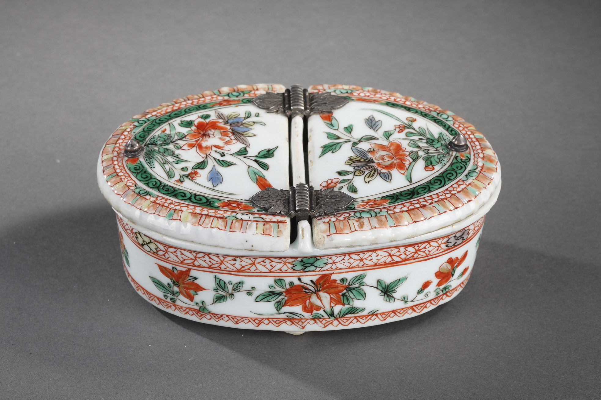 Polychrome : Pair of spice box  "famille verte" porcelain decorated with flowers 
Kangxi period 1662/1722 
Occidental mount silver 