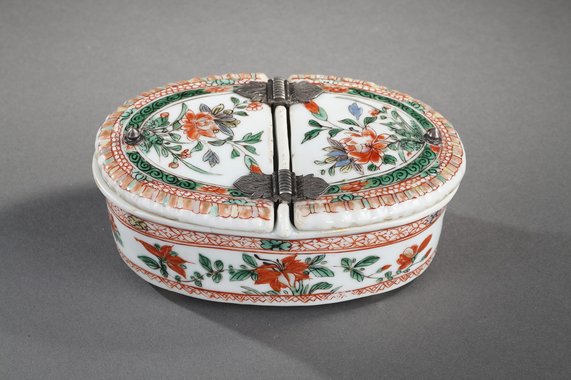 Polychrome : Pair of spice box  "famille verte" porcelain decorated with flowers 
Kangxi period 1662/1722 
Occidental mount silver 