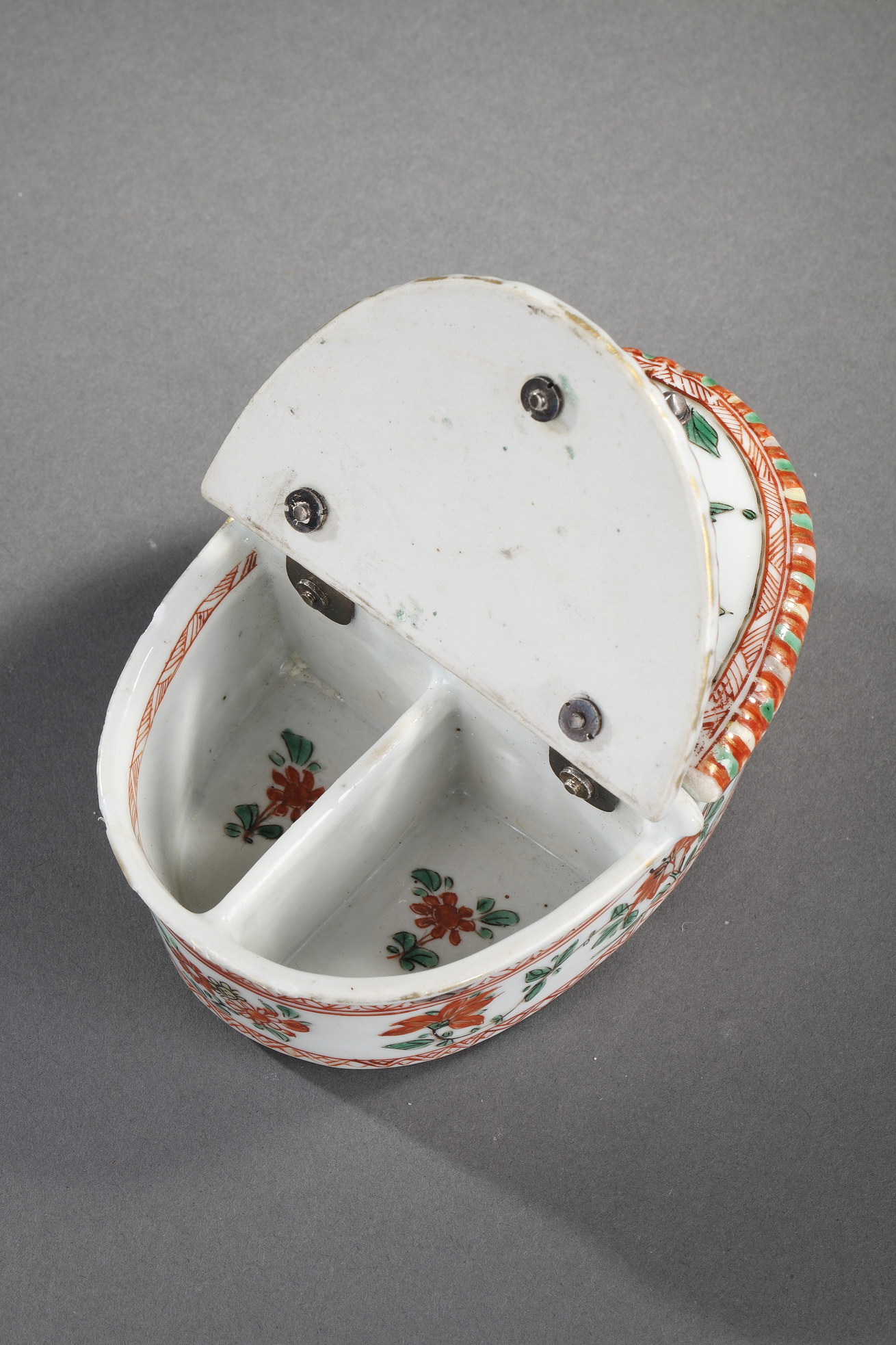 Polychrome : Pair of spice box  "famille verte" porcelain decorated with flowers 
Kangxi period 1662/1722 
Occidental mount silver 