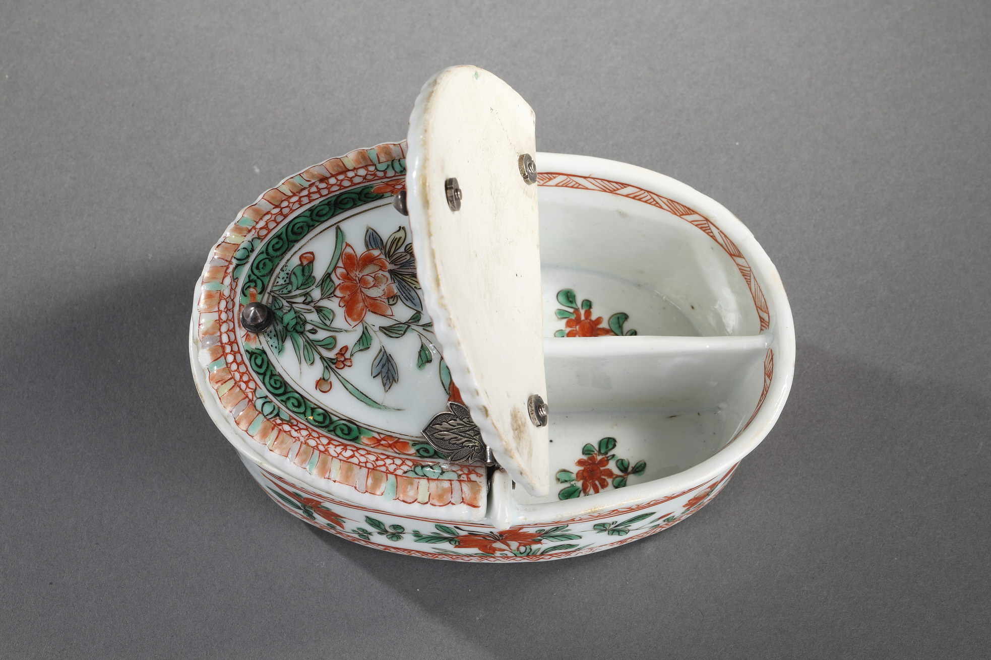 Polychrome : Pair of spice box  "famille verte" porcelain decorated with flowers 
Kangxi period 1662/1722 
Occidental mount silver 