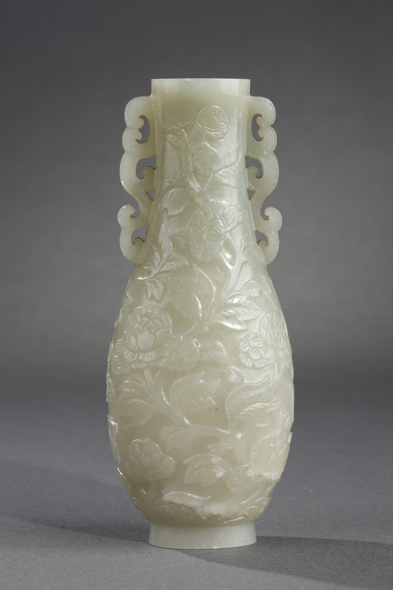 Works of Art : vase  nephrite Moghol style  finely sculpted  with flowers - 18th century -