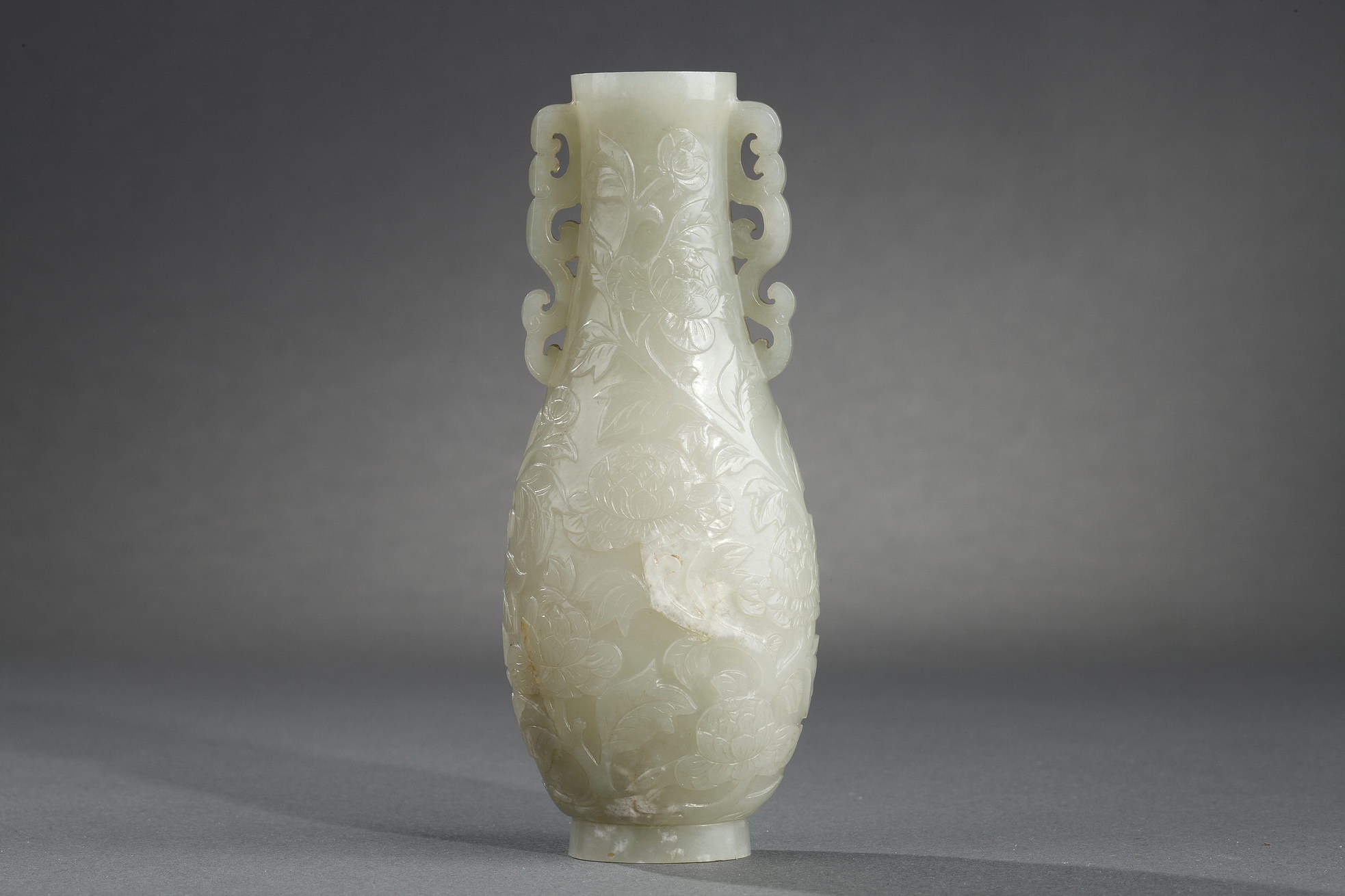 Works of Art : vase  nephrite Moghol style  finely sculpted  with flowers - 18th century -