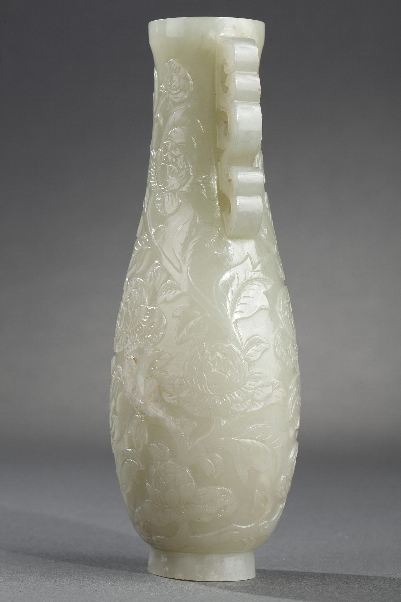 Works of Art : vase  nephrite Moghol style  finely sculpted  with flowers - 18th century -