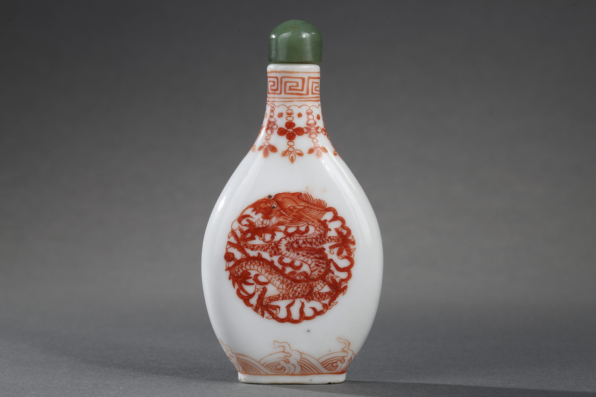 Tabatières : Tabatière en porcelaine piriforme peinte en rouge de fer sur chaque faces d'un dragon - Fours Impériaux de Jingdezhen  Daoguang 1821/1850