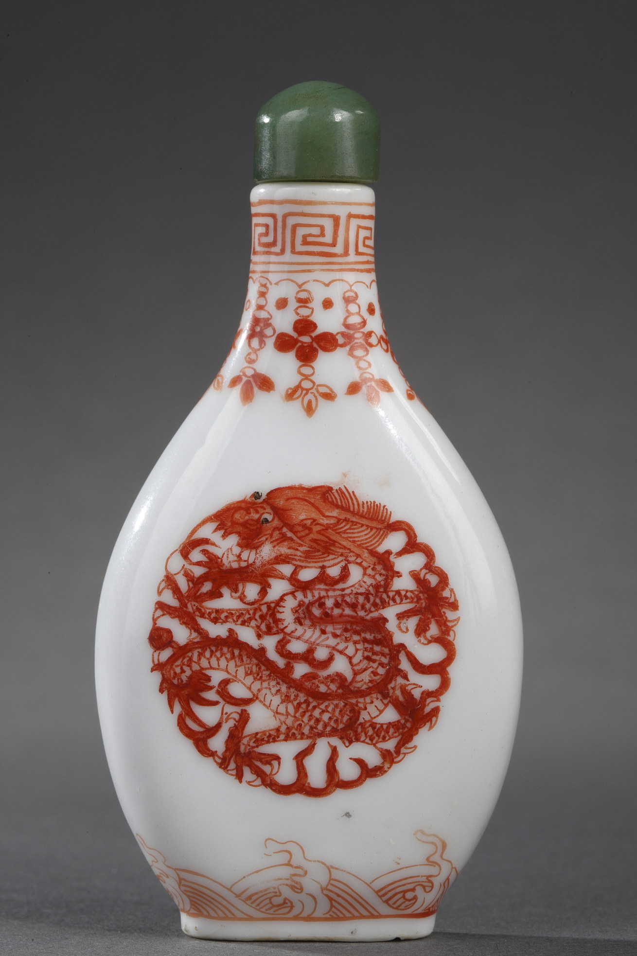 Tabatières : Tabatière en porcelaine piriforme peinte en rouge de fer sur chaque faces d'un dragon - Fours Impériaux de Jingdezhen  Daoguang 1821/1850