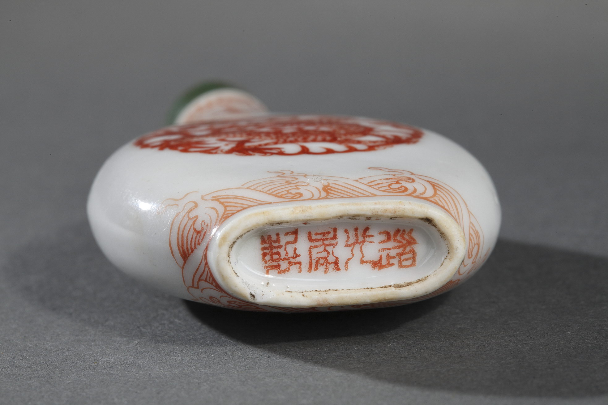 Tabatières : Tabatière en porcelaine piriforme peinte en rouge de fer sur chaque faces d'un dragon - Fours Impériaux de Jingdezhen  Daoguang 1821/1850