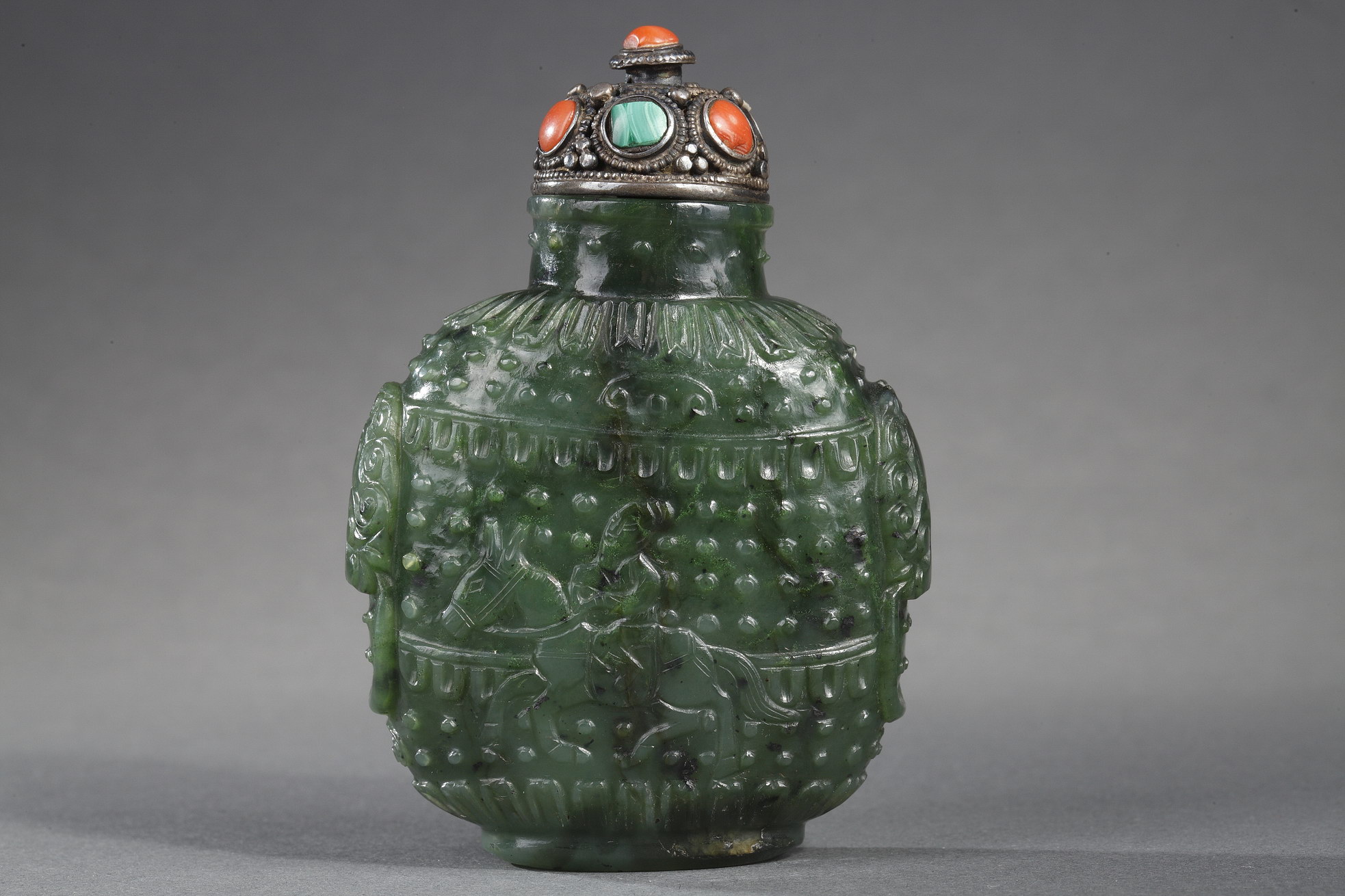Snuff Bottles : snuff bottle jade nephrite spinach color. Sculpted on each face with a rider carrying a flag - 
Circa 1800/1850