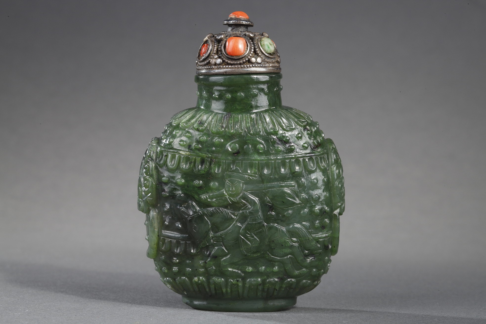 Snuff Bottles : snuff bottle jade nephrite spinach color. Sculpted on each face with a rider carrying a flag - 
Circa 1800/1850