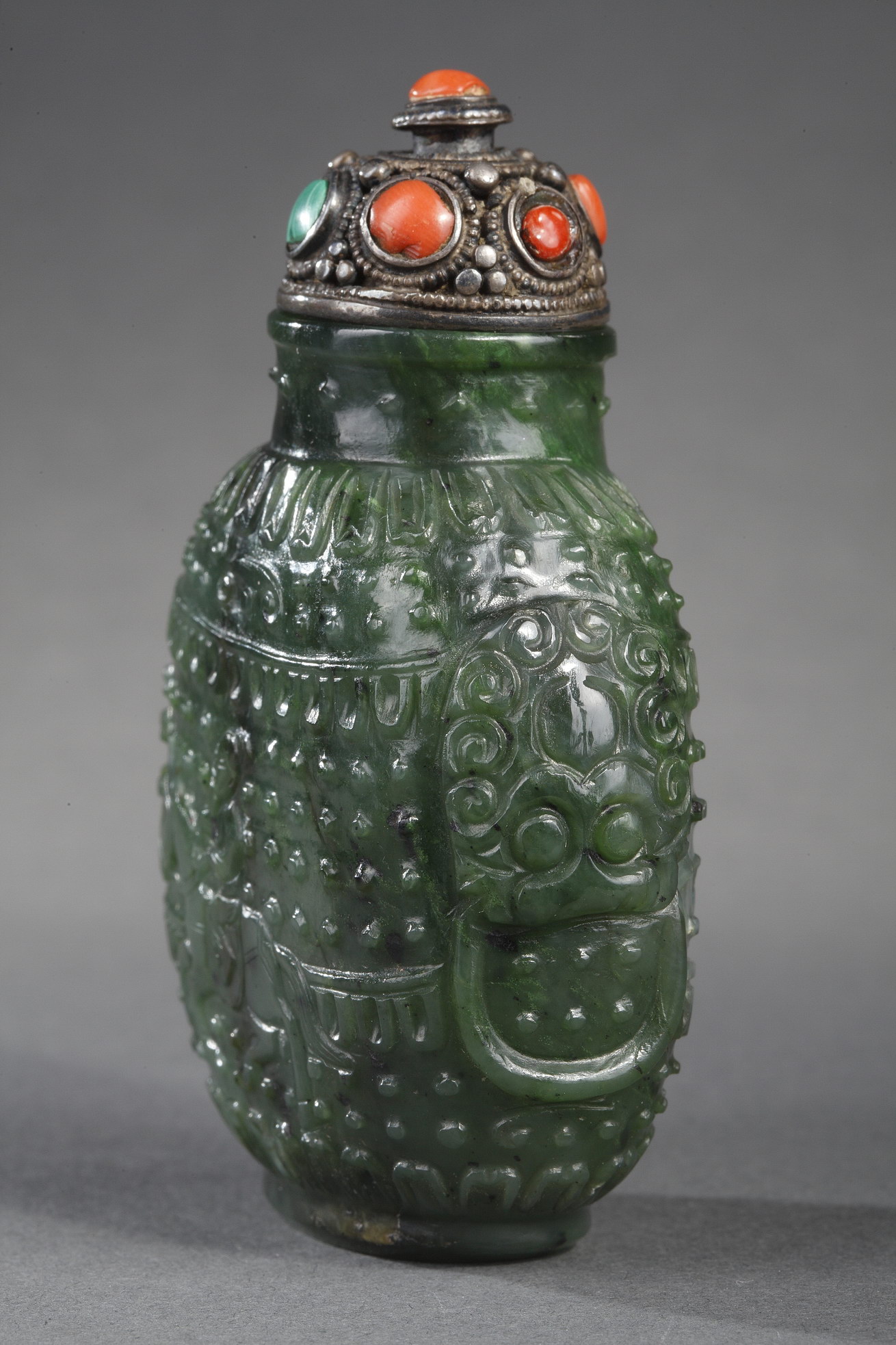Snuff Bottles : snuff bottle jade nephrite spinach color. Sculpted on each face with a rider carrying a flag - 
Circa 1800/1850