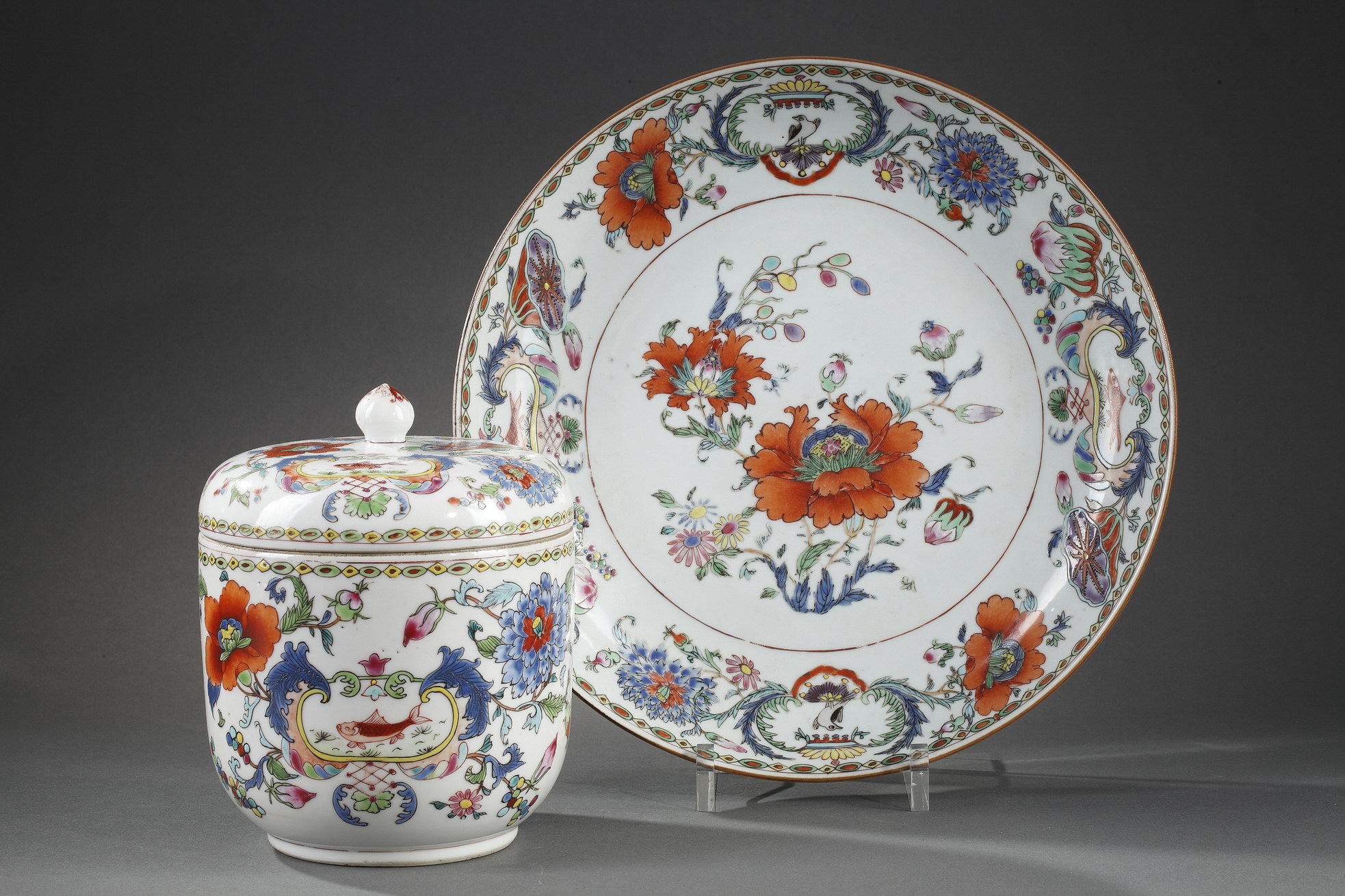 Polychrome : porcelain pot with cover and dish "famille rose" decorated with famous decor of "Madame la Marquise de Pompadour"
circa 1745   