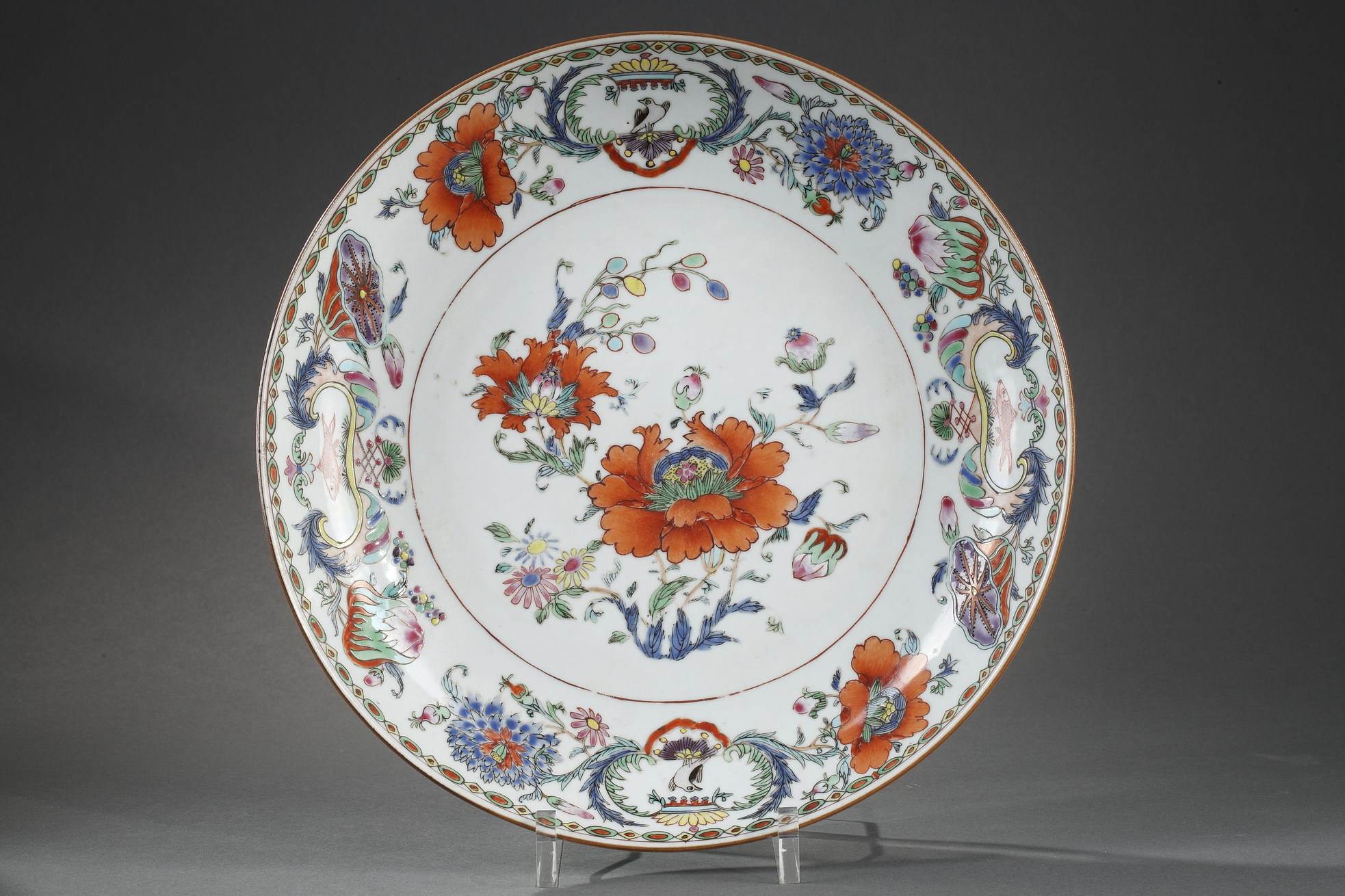 Polychrome : porcelain pot with cover and dish "famille rose" decorated with famous decor of "Madame la Marquise de Pompadour"
circa 1745   