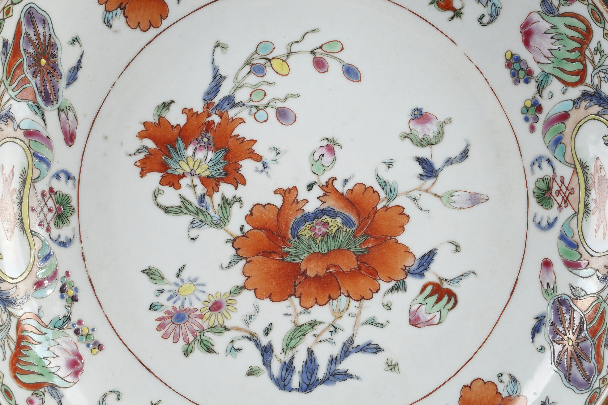 Polychrome : porcelain pot with cover and dish "famille rose" decorated with famous decor of "Madame la Marquise de Pompadour"
circa 1745   