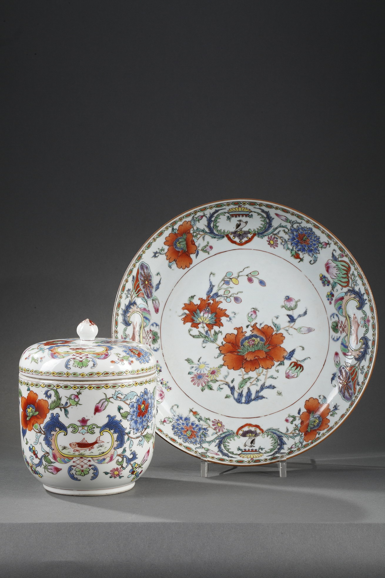 Polychrome : porcelain pot with cover and dish "famille rose" decorated with famous decor of "Madame la Marquise de Pompadour"
circa 1745   