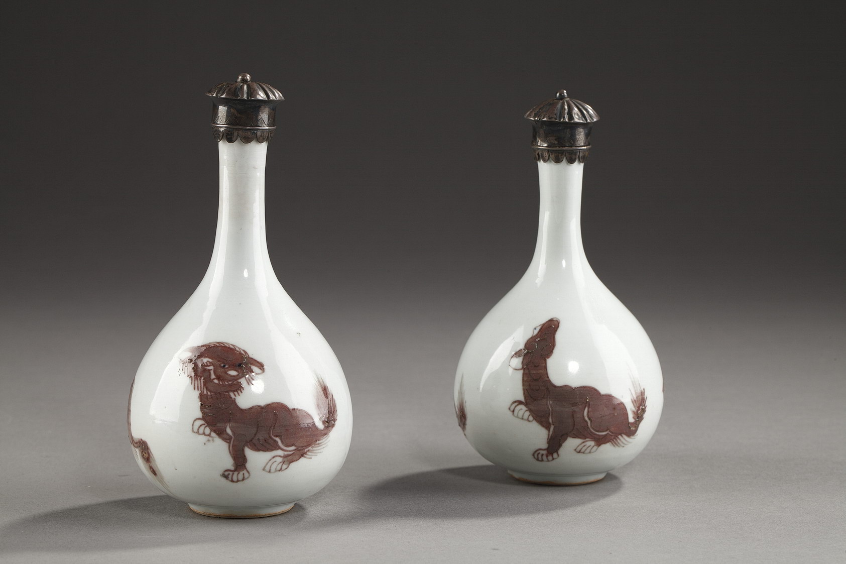 Polychrome :  vases de forme bouteille piriforme émaillés en rouge de cuivre  de troix animaux Mythiques  - Chine epoque Kangxi 1662/1722
Monture en argent hollandaise 19em siècle     H.  13/12cm