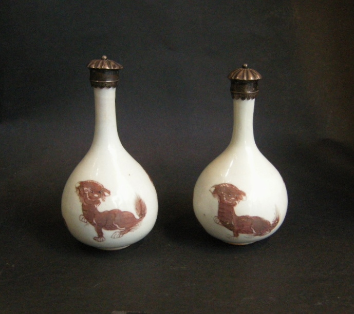 Polychrome :  vases de forme bouteille piriforme émaillés en rouge de cuivre  de troix animaux Mythiques  - Chine epoque Kangxi 1662/1722
Monture en argent hollandaise 19em siècle     H.  13/12cm