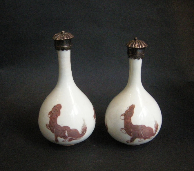 Polychrome :  vases de forme bouteille piriforme émaillés en rouge de cuivre  de troix animaux Mythiques  - Chine epoque Kangxi 1662/1722
Monture en argent hollandaise 19em siècle     H.  13/12cm