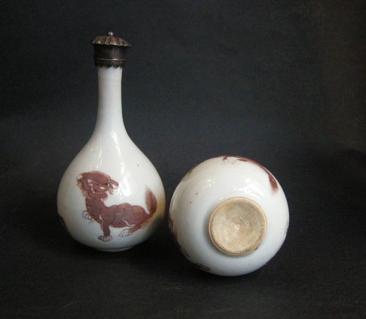Polychrome :  vases de forme bouteille piriforme émaillés en rouge de cuivre  de troix animaux Mythiques  - Chine epoque Kangxi 1662/1722
Monture en argent hollandaise 19em siècle     H.  13/12cm