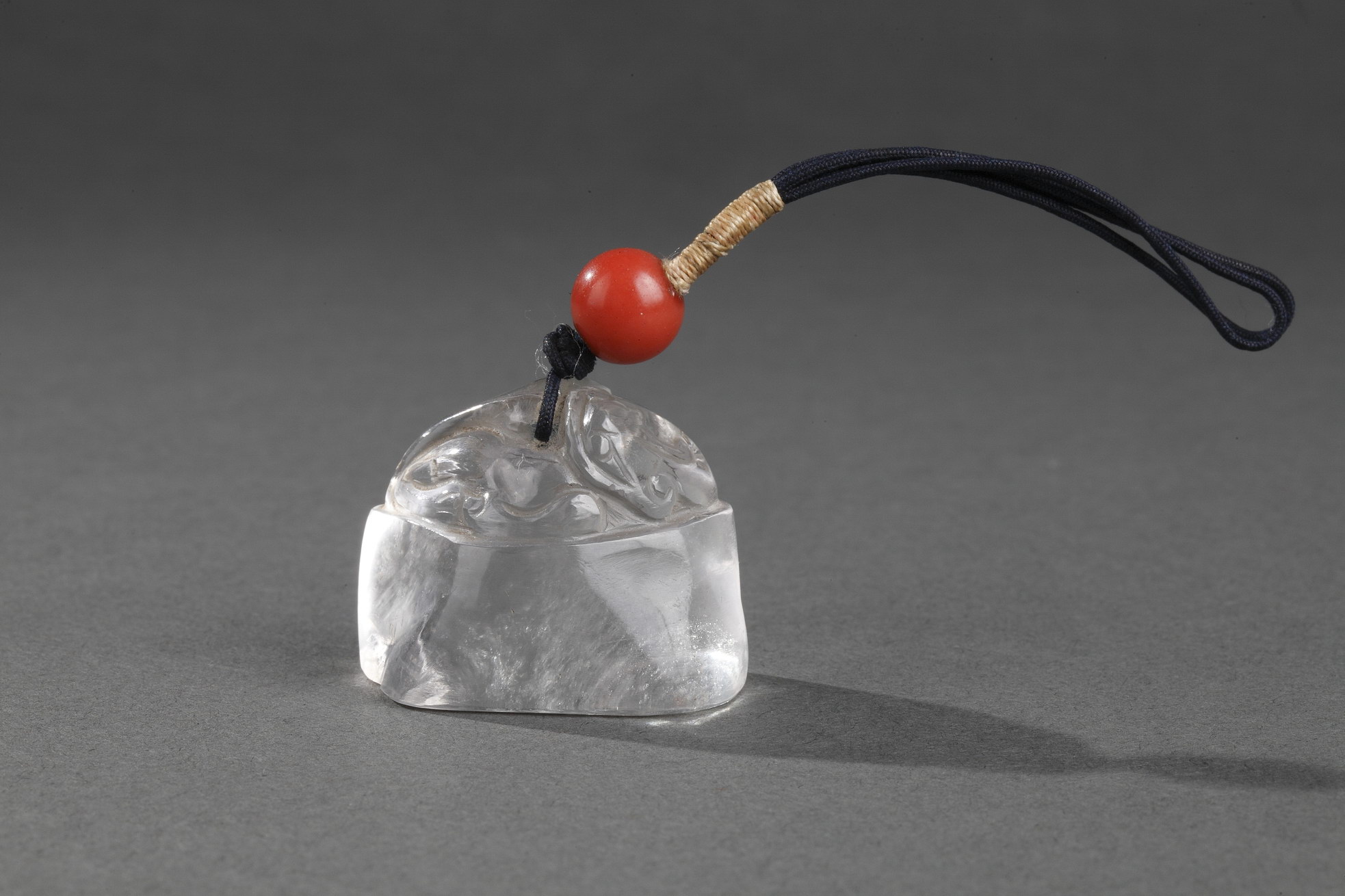 Works of Art : Rare  rock crystal pendant with sculpted a qilong  - 19th century -